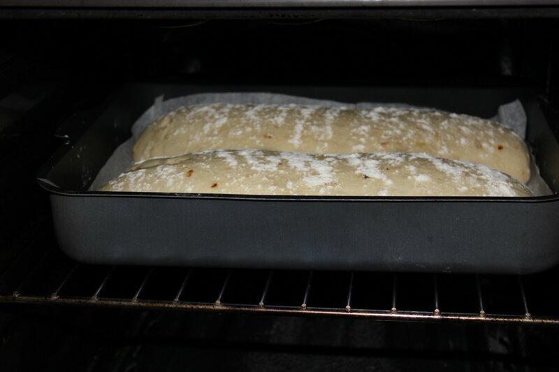 Хлеб в духовке в рукаве для запекания. Чиабатта в духовке. Хлеб в духовке. Форма для запекания хлеба в духовке. Чиабатта в форме для запекания.