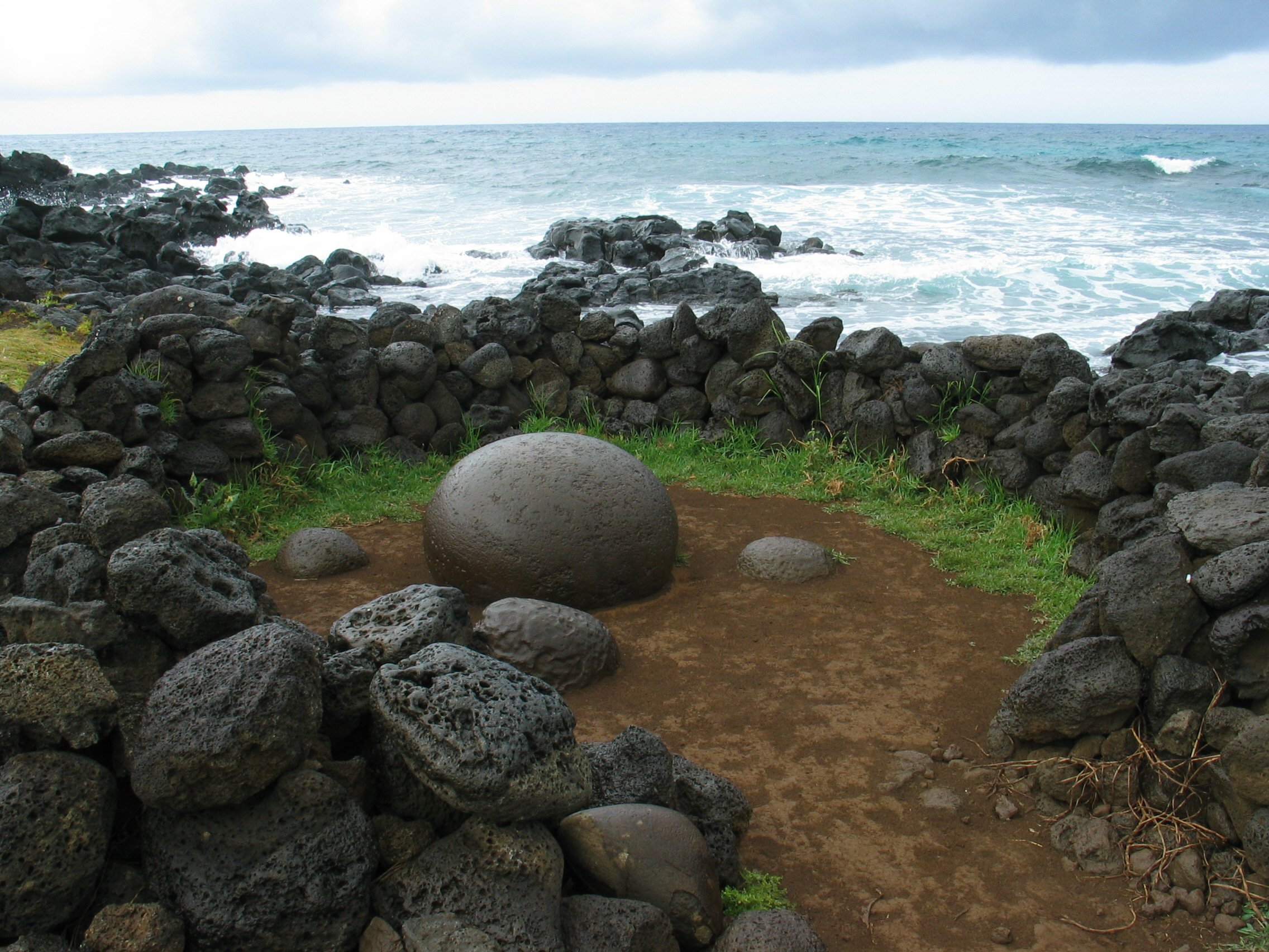 Где живут камни. Каменные шары Коста-Рики. Круглые валуны Коста Рики. Коста Рика каменные шары. Пуп земли остров Пасхи.
