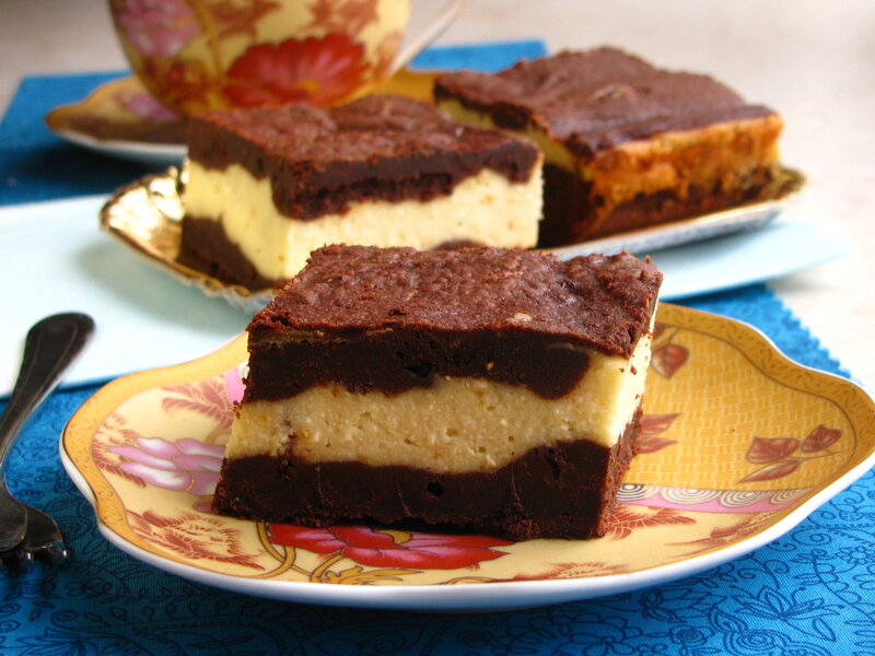 Белькович шоколадно творожный пирог. Творожный Брауни. Шоколадный Брауни. Бисквит Брауни. Шоколадный Брауни с творожной начинкой.
