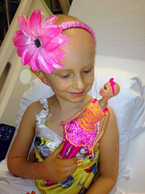 Лысая Барби для больных раком детей