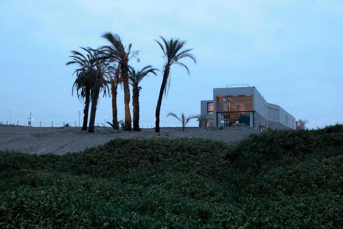 RRMR Arquitectos, Casa Paracas, дом на берегу залива, частные дома в Перу, каменный фасад частного дома, частный дом в пустыне, проект большого дома