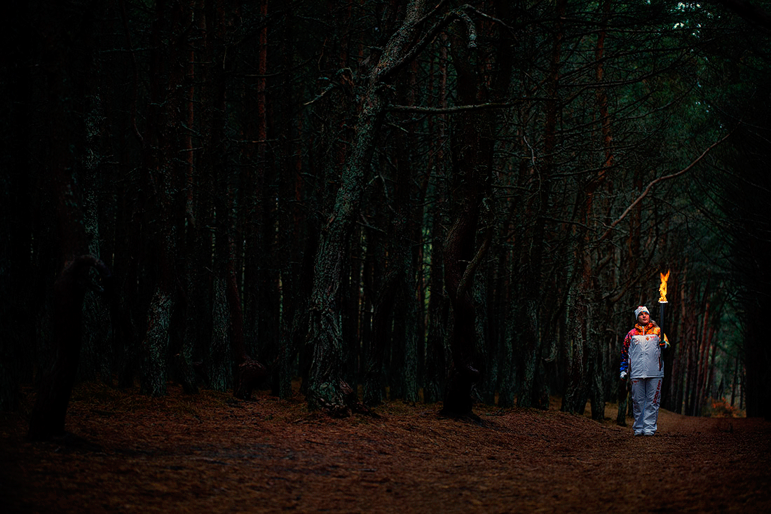 Ночью в лесу 3 класс. Человек в лесу ночью. Заблудился в лесу ночью. Человек заблудился в лесу. Ребёнок ночью в лесу.
