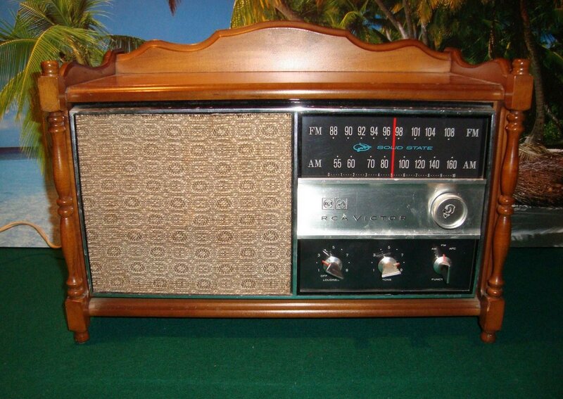 Сайт старое радио. Радиоприемник Маяк 50. Старый радиоприёмник Atlanta r. Deluxe радиоприемник старый. Старые радиоприёмники разбор.