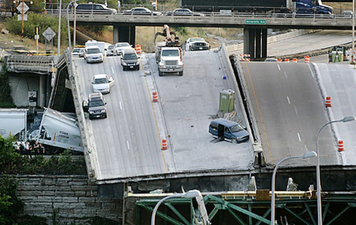 6. Мост I-35W, Миннеаполис, Миннесота, 2007 Из-за устаревшей конструкции часть моста автострады разр