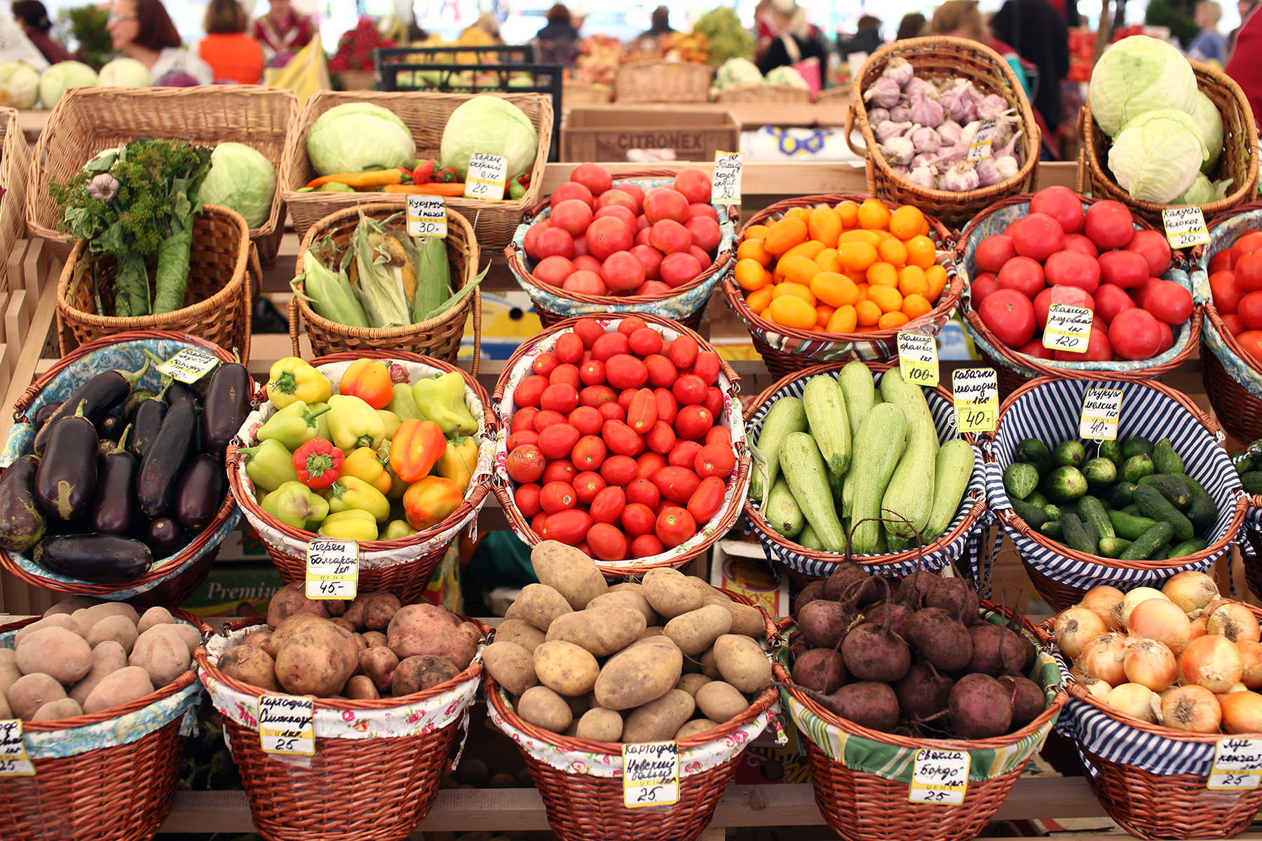 Продажа и покупка в краснодаре. Овощи на рынке. Овощной рынок. Рынок овощей и фруктов. Овощи и фрукты на рынке.