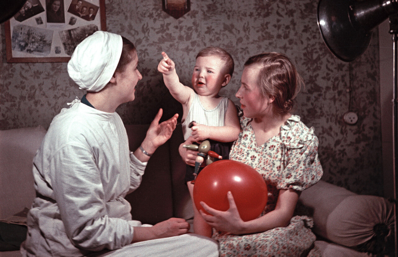 Советские люди как дети. Жизнь в СССР. Советские люди. Советская семья с детьми.