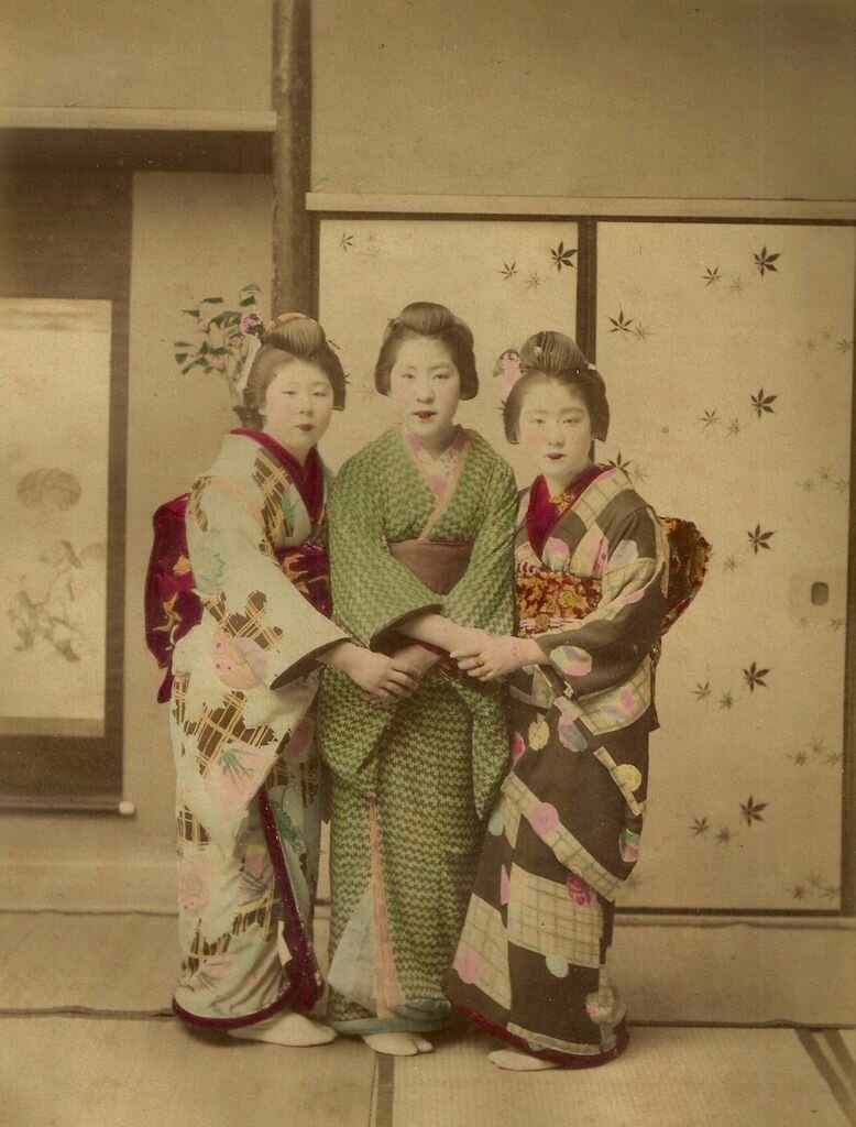 Ретро японских мам. Японское ретро. Японский священник. Две гейши. Тайкомоти.