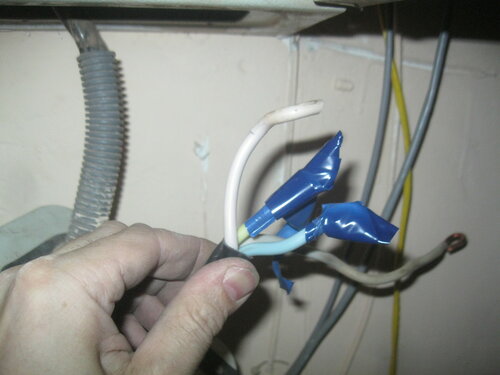 Срочный вызов электрика аварийной службы в квартиру из-за повреждения трёхфазного вводного кабеля