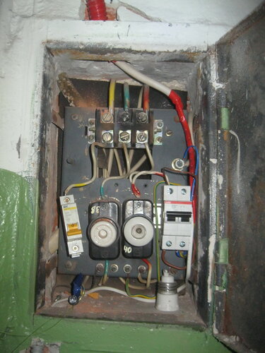 Вызов электриков аварийной службы в квартиру: восстановление электроснабжения после вредительской акции неизвестной организации