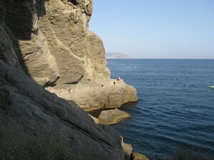 Тропинка к гроту в скале у Синей бухты в Крыму