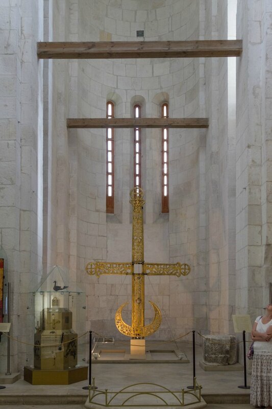 Старый крест в алтаре Дмитриевского собора