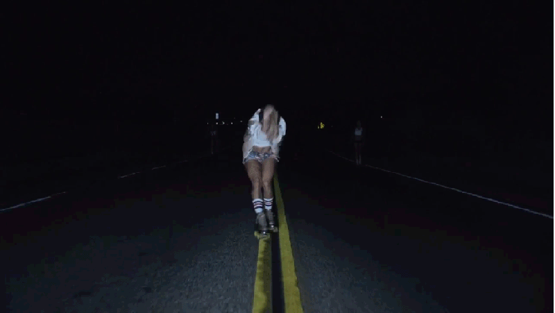 Песни шла босиком вдоль ночных дорог. Девочка на дороге ночью. Девушка на трассе. Девушка на ночной трассе. Девушка бежит ночью.