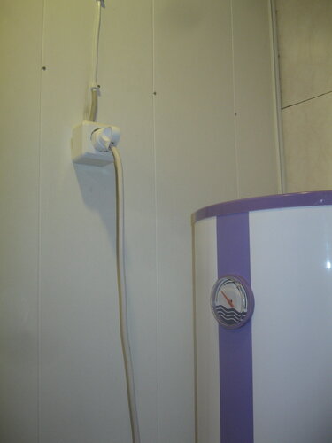 Вызов электрика аварийной службы в квартиру из-за оплавления внешней розетки в ванной