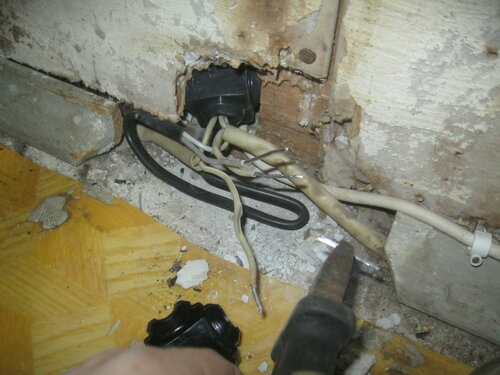 Вызов электрика аварийной службы в квартиру из-за подгорания проводки, проложенной под плинтусом