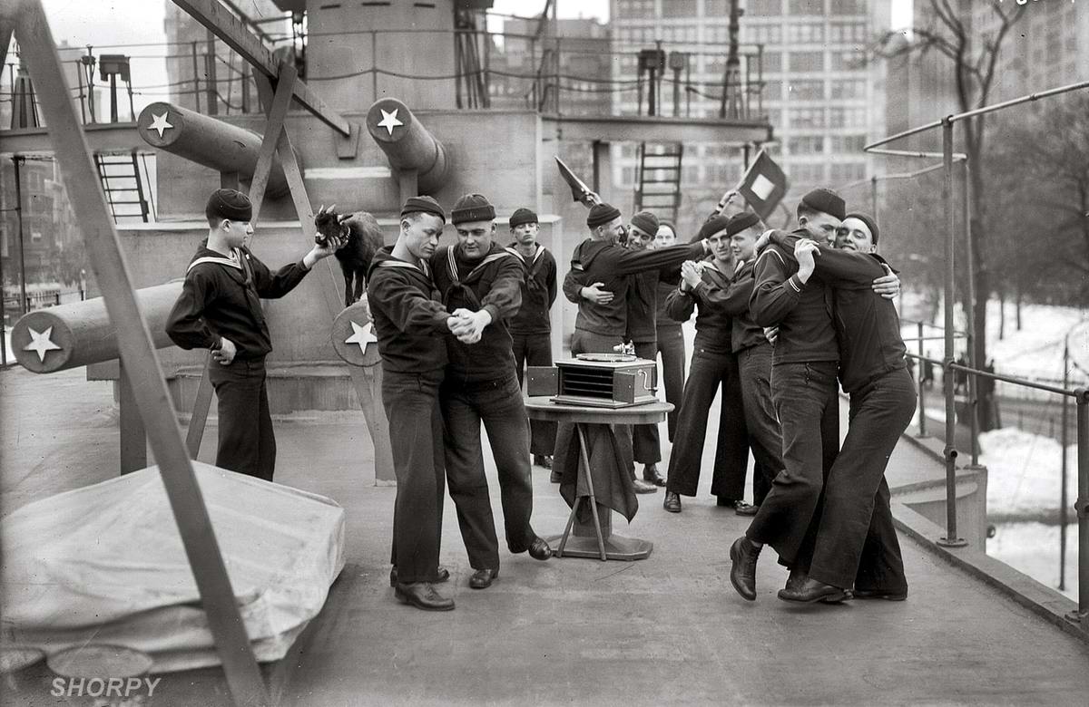 День рекрута: Танцы на палубе деревянного крейсера (1917 год)
