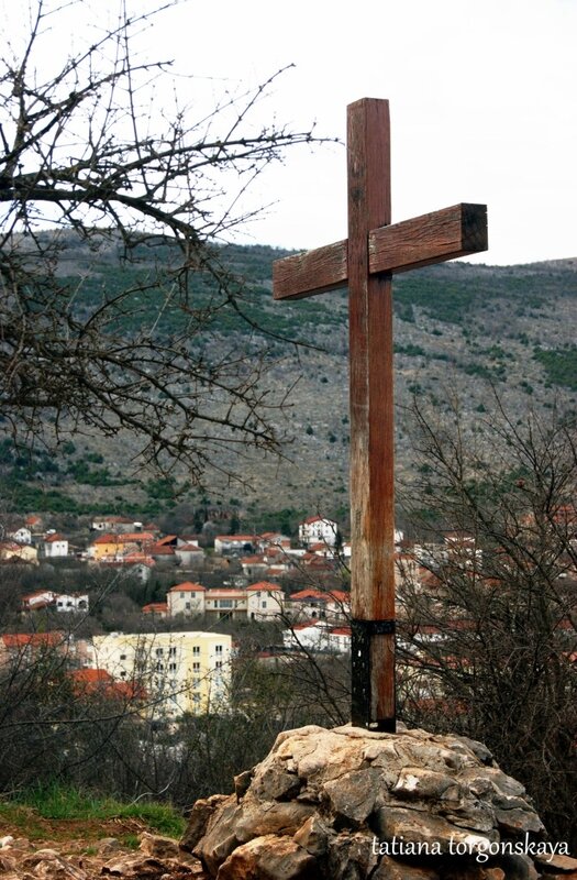 Крест на дороге к месту явлений