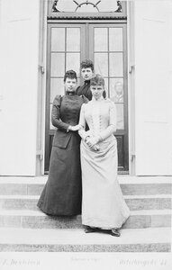 1892. Александра Датская, императрица Мария Фёдоровна и Тира, герцогиня Камберленд. Бернсдорф