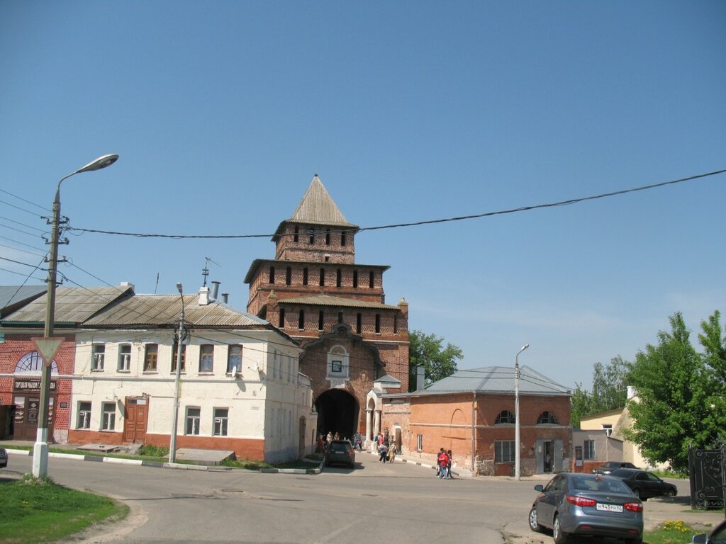 Посад в Коломне Здесь, назад, здесь, двести, Летняя, двери, парадные, землю, вросшие, мостовых, камни, Временем, охраняют, стертые, ночами, освещать, стараются, каштанов, свечки, белые