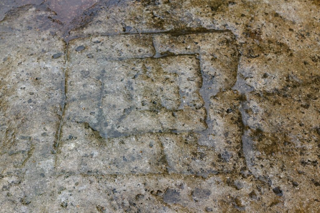 Знак-"вавилон" на надгробной плите, Изборск