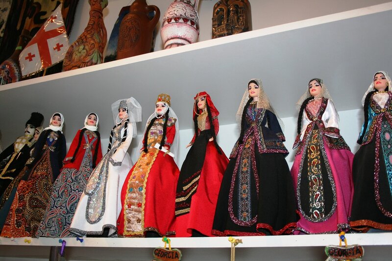 Из абхазии можно в грузию. Грузинские сувениры. Сувениры Грузии. Национальные сувениры Грузии. Грузинские национальные куклы.