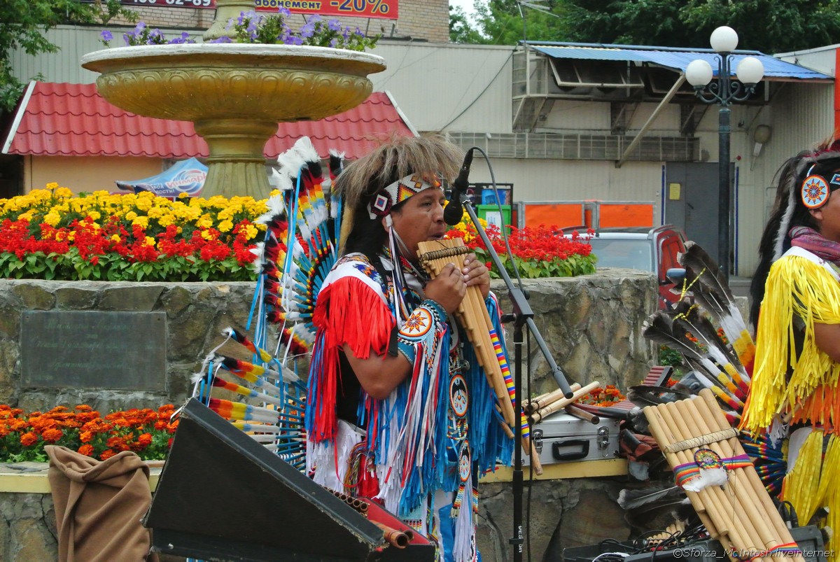 Индеец музыкант. Индейцы Эквадора. Музыканты Эквадор. Индейцы музыканты. Уличные музыканты индейцы.