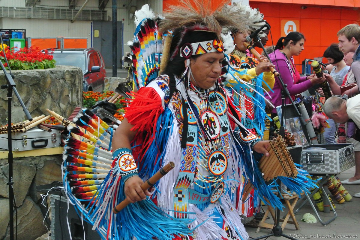 Индеец музыкант. Индейцы Эквадора. Перуанские музыканты. Музыканты Эквадор. Индейцы музыканты.