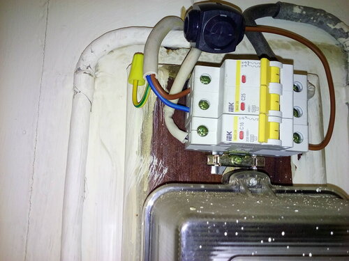 Вызов электрика аварийной службы в частный дом из-за перебоев электроснабжения, обусловленных износом вводного устройства