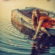 Девушка на лодке