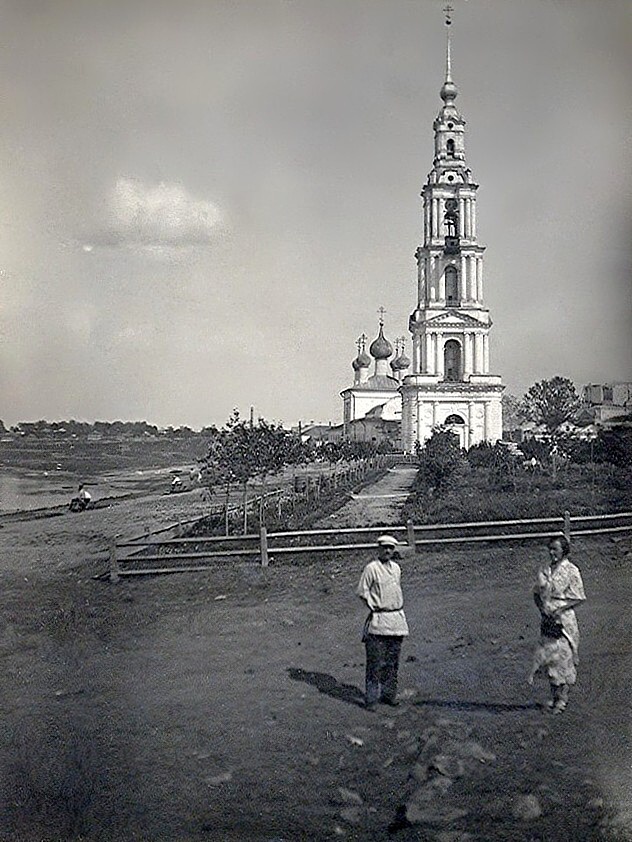 402497 На берегу Волги с видом на Николаевский собор с колокольней.jpg