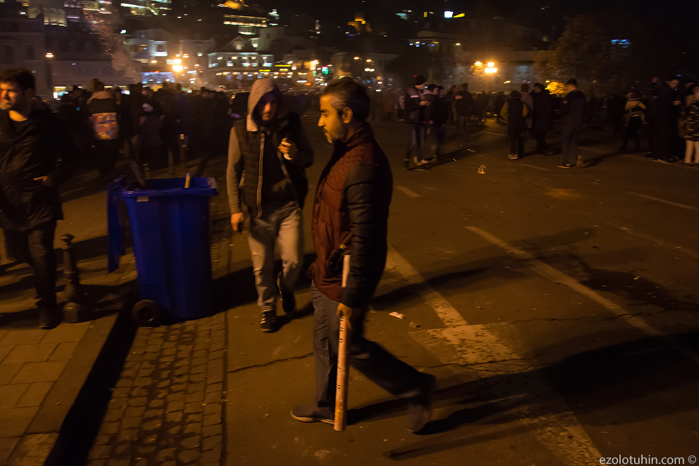 Взрывы на грузинских улицах. Как в Тбилиси встретили Новый год очень, людей, грузин, фейерверки, Тбилиси, толпы, перед, Грузии, происходит, потом, немного, машины, грузины, фейерверков, помощи, толпе, новогоднюю, скорой, просто, городу