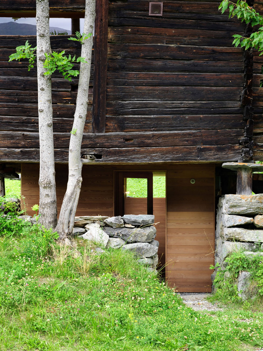 Уютная хижина в Швейцарских Альпах только, Sarreyer, расположена, менее, хижине, лаконично, выполнен, интерьер, мебели, предметы, необходимые, самые, туристического, довольно, Светлый, Внутреннее, снаружи, однозначно, интерьера, касается