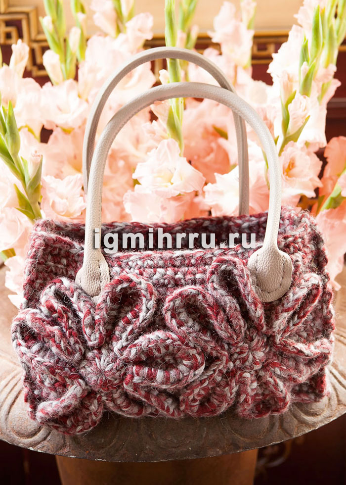 Красно-серая сумка, украшенная большими вязаными цветками. Вязание крючком