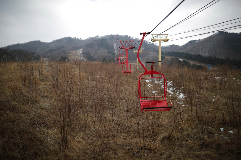 15. Некоторые кресла уже вросли в землю. (Фото KIM HONG-JI):