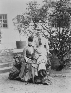 Александра, принцессы Уэльской и императрицы Марии Федоровны в России в основании Фреденсборге, около 1890 1884circa (2).jpg