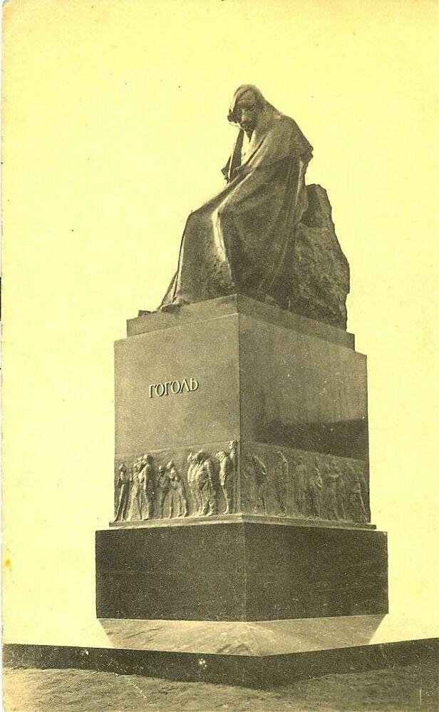 Арбатская площадь. Памятник Н.В.Гоголю