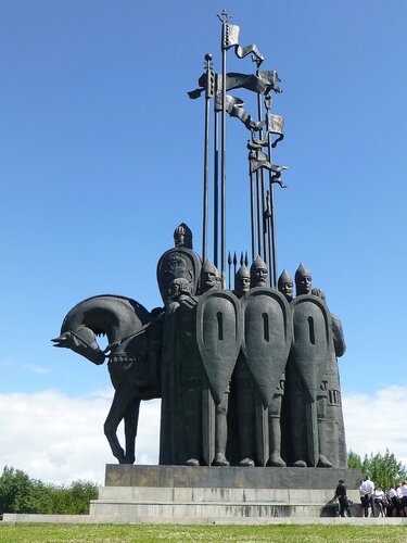 Памятник дружине Александра Невского в Пскове.