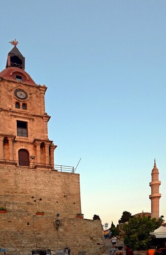 Часовая башня и минарет в старом Родосе