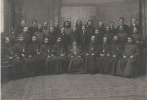 1916. Группа любителей духовного пения с архиереем Иоакимом