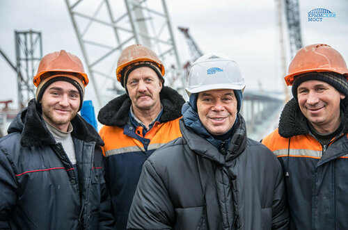 Газманов осмотрел стройплощадку Крымского моста и спел для рабочих
