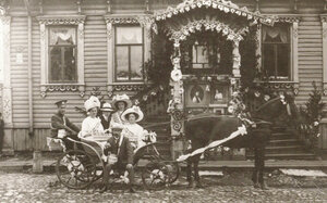 День белого цветка. Возле фотостудии Якова Лейцингера. 1911