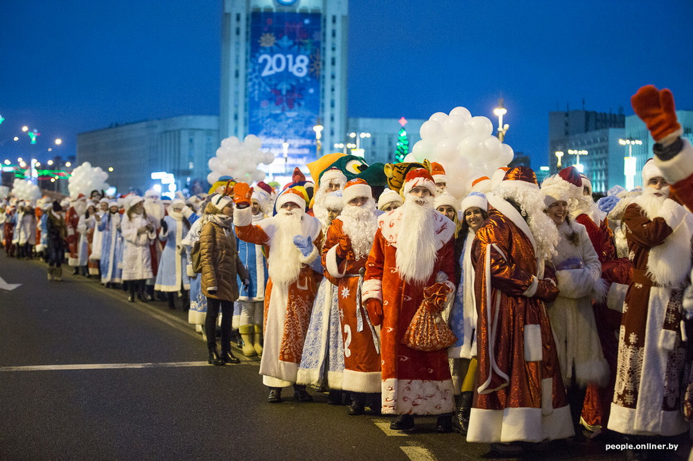 Предновогодний парад в Минске Дедов, Минска, Морозов, субботу, медведи, медведями, Морозы, улицам, центральным, очевидно, радовались, панды, огромные, белые, точно, вышагивали, весело, центру, Вместе, Победителей