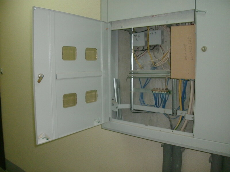 Вызов электрика аварийной службы в квартиру после срыва кухонного подвесного светильника с потолка