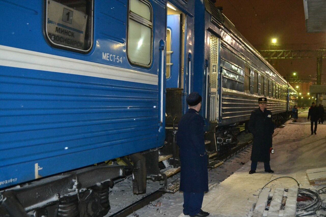 Купить воду в поезде. Электричка Екатеринбург Красноуфимск. Поезд заправляют. Заправка поезда водой. Фото поезда как заправляется.