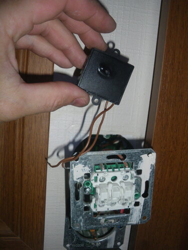 Вызов электрика аварийной службы в квартиру из-за отсутствия света в коридоре и ванной