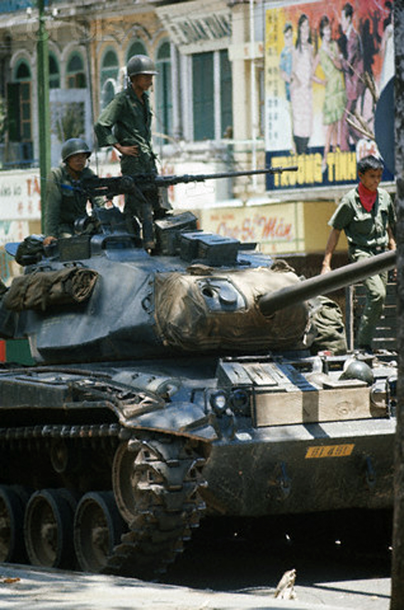 Войска с танками и пулеметами очищают район Тёлонг от остатков вьетконговцев. 5 июня