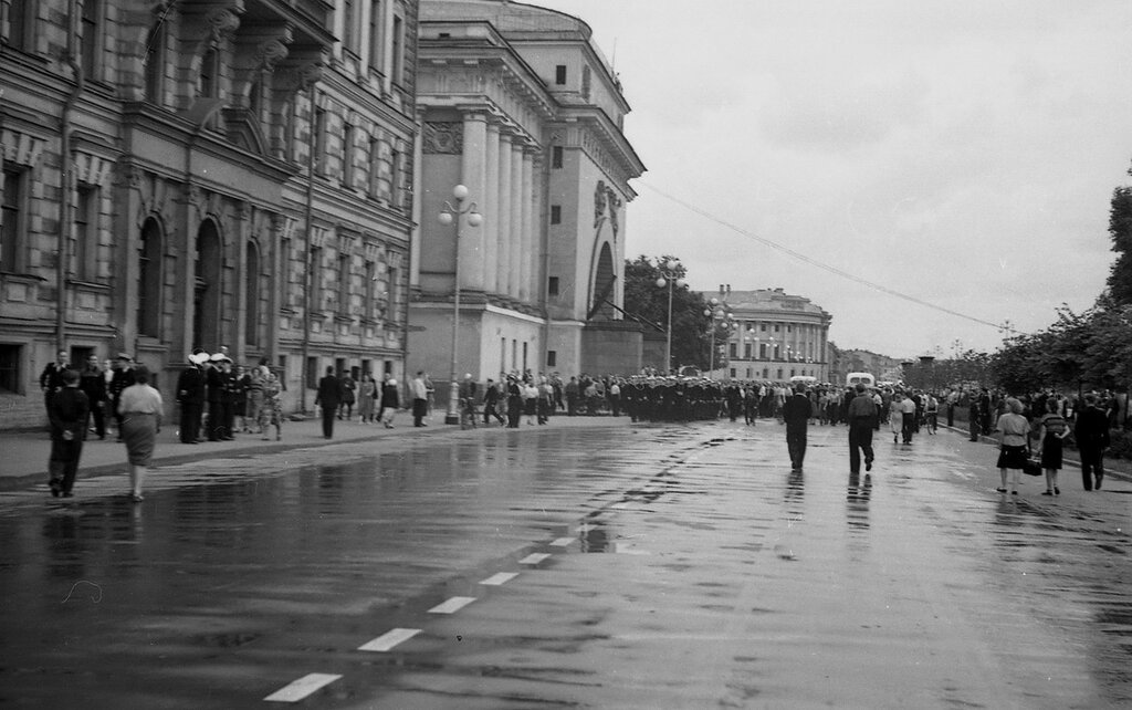 Шведы в Ленинграде. шведских, Ленинград, набережной, Адмиралтейской, кораблями, посещение, Uppland, кораблей, моряки, эскадра, шведские, визитом, берег, Колонна, кораблём, моряков, шведским, Кудато, простирает, Первый