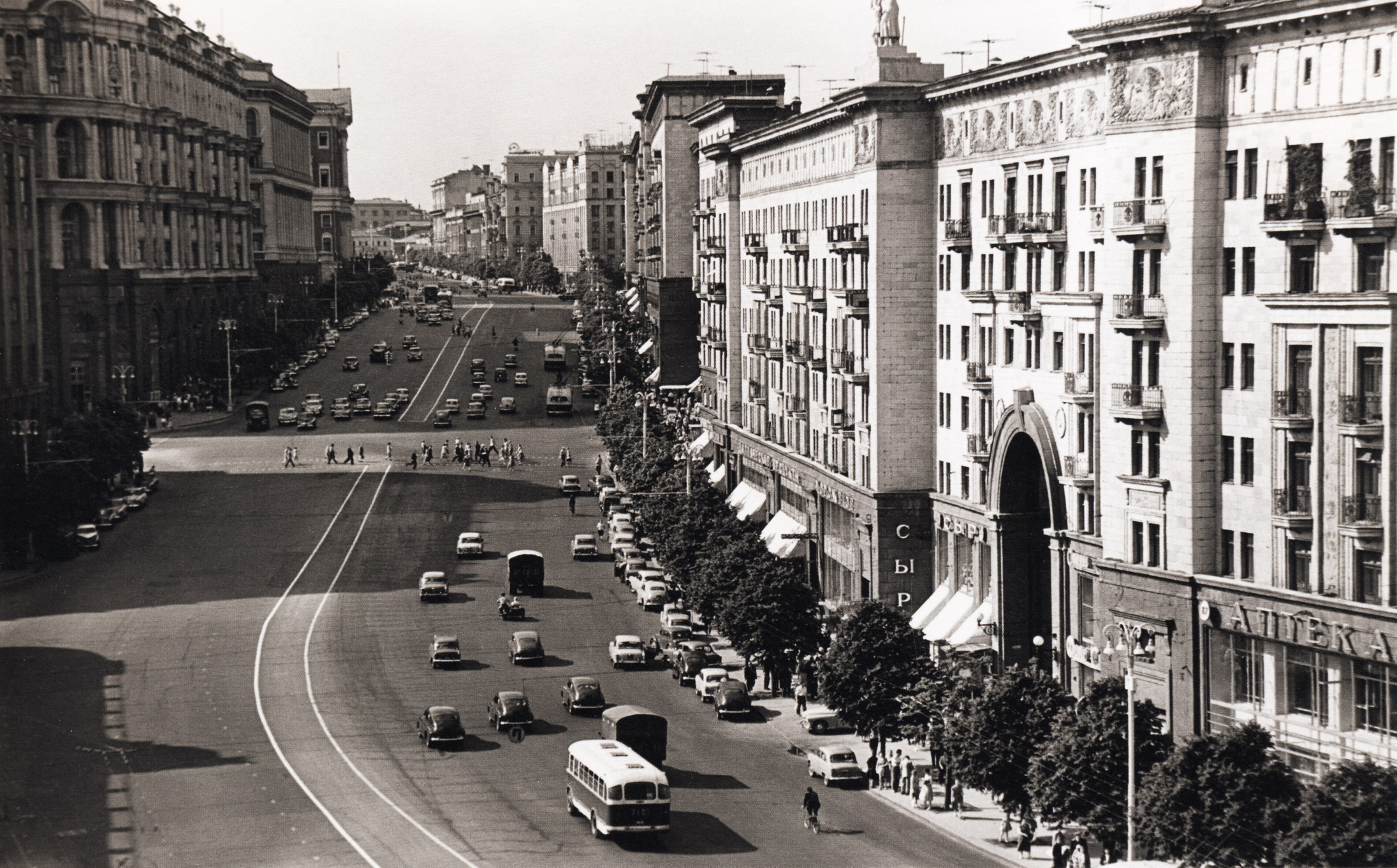 20 век фотографии улиц. Тверская улица 1950-е. Тверская улица в 50-е годы. Тверская улица в 60х.