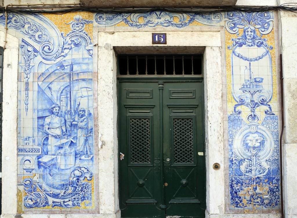 Lisbon. Around the Cathedral (Encosta da Sé)