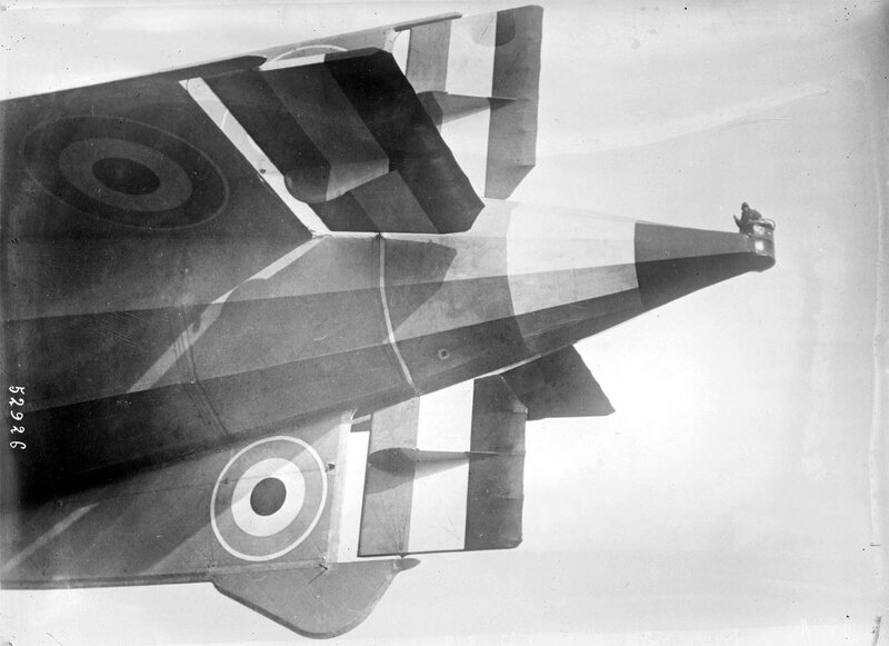 Наблюдатель на своем посту в хвостовой оконечности британского дирижабря R33; 6 марта 1919 года, Селби, Англия.jpg