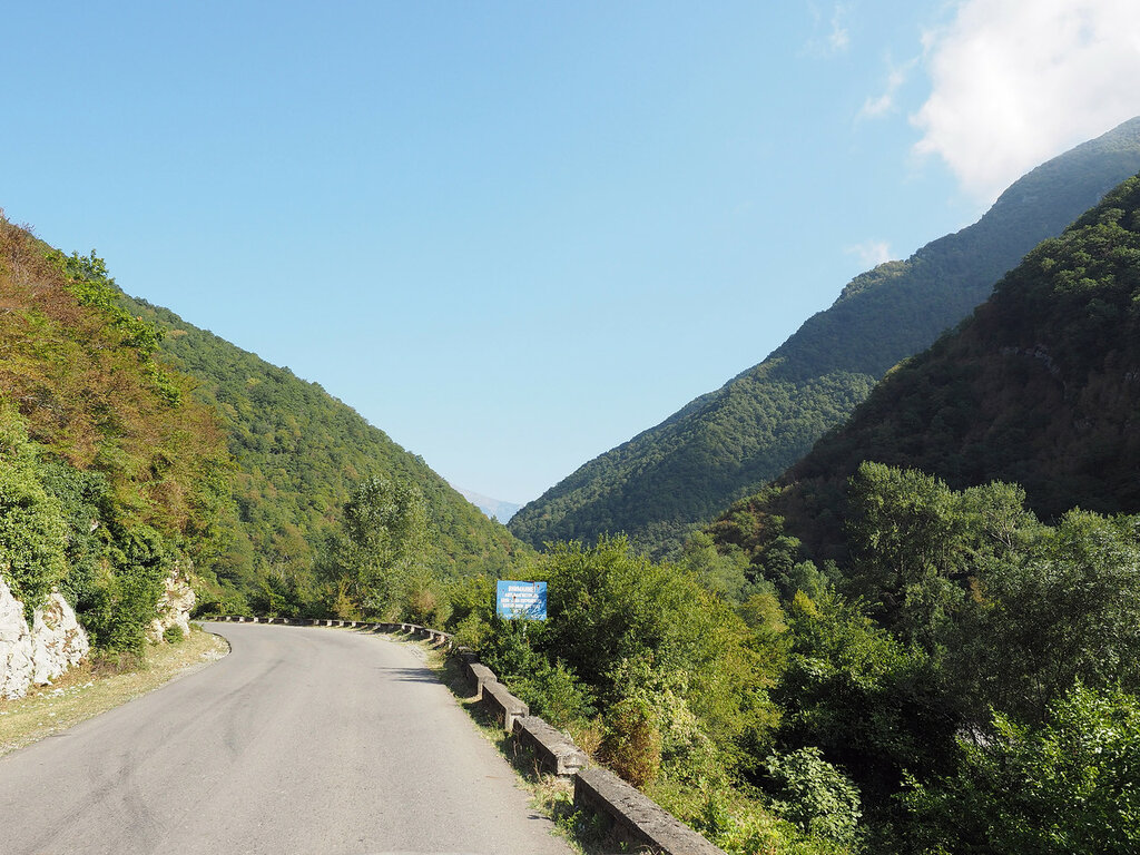 Озеро рица на машине. Абхазия дорого га озеро Рица. Горы дорога к озеру Рица. Дорога на озеро Рица Абхазия. Горы в Абхазии дорога на озеро Рица.